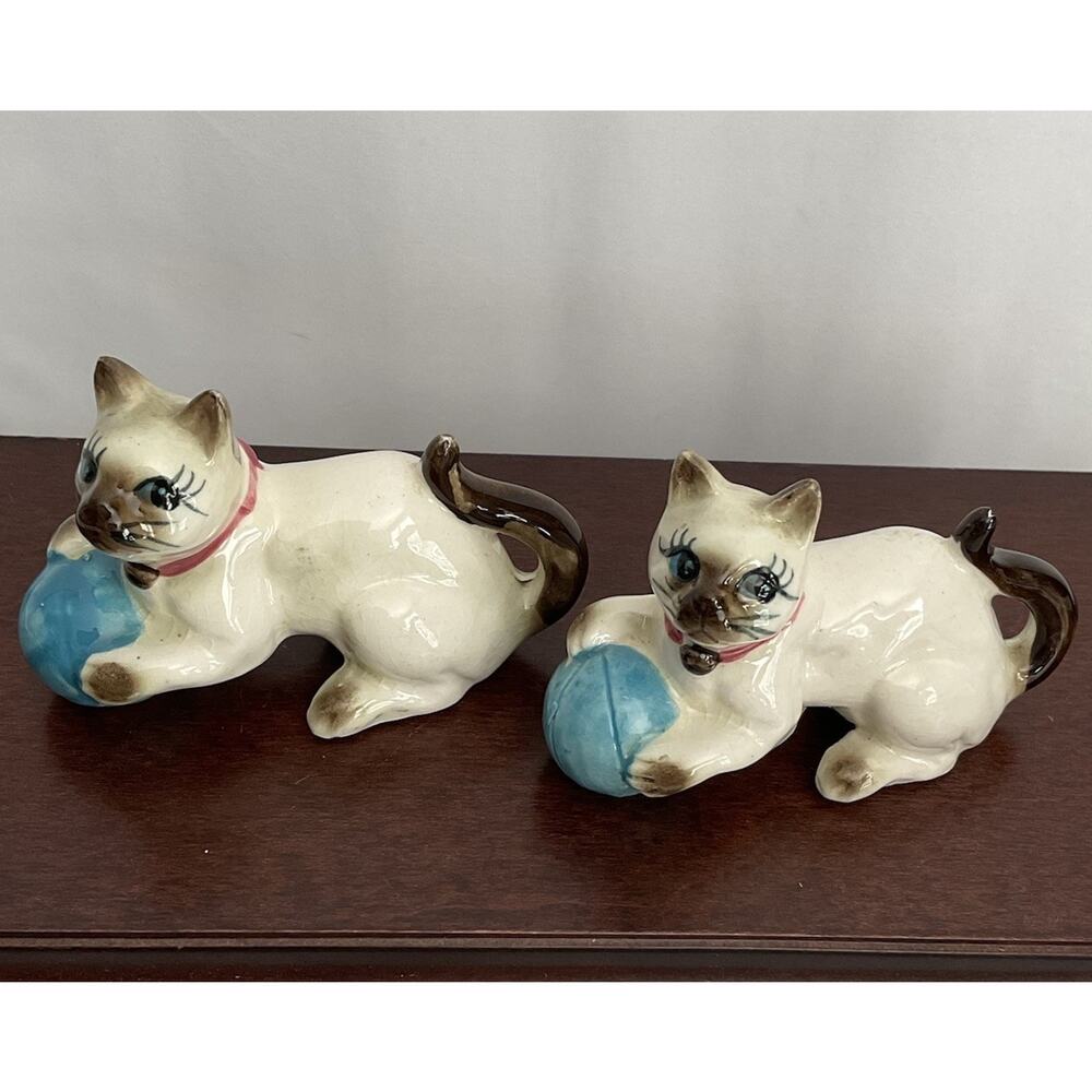 Vintage Pair Of Siamese Cats Playing With Yarn Balls Scotty Made In Japan
